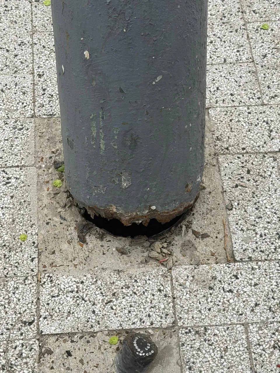 В центре Кишинёва сильный ветер повредил линии электропередачи: пострадали автомобили