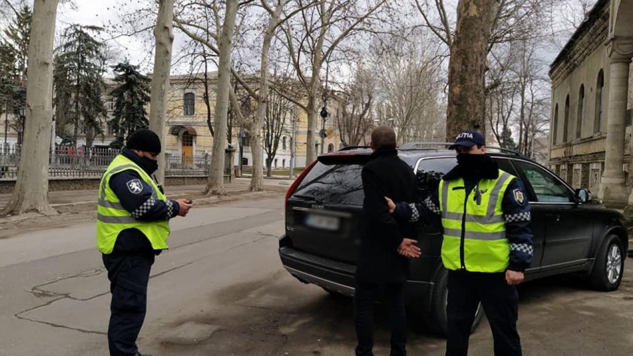 В центре Кишинёва мужчина угрожал ножом полицейским за замечание