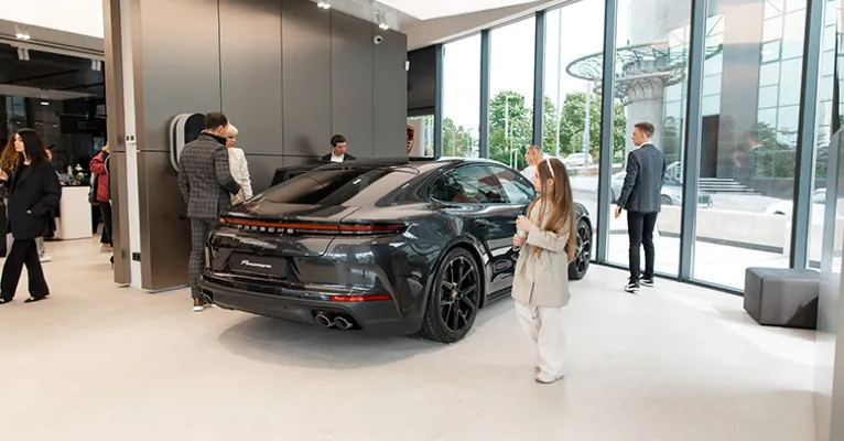 Porsche: Открылся новый Porsche Pop-Up Showroom
