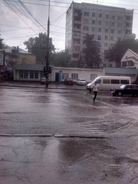 Проливные дожди, не успев начаться, затопили половину столицы