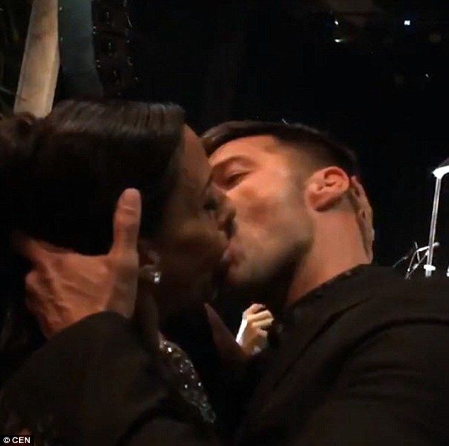O femeie a plătit 63.000 de lire sterline pentru un sărut cu Ricky Martin