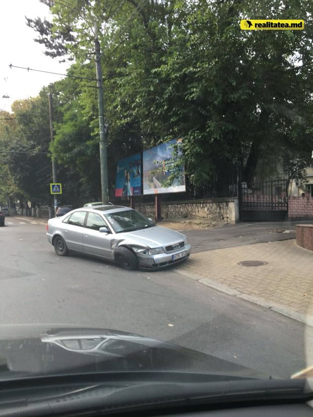 В центре Кишинева на тротуаре стоят брошенными два разбитых автомобиля
