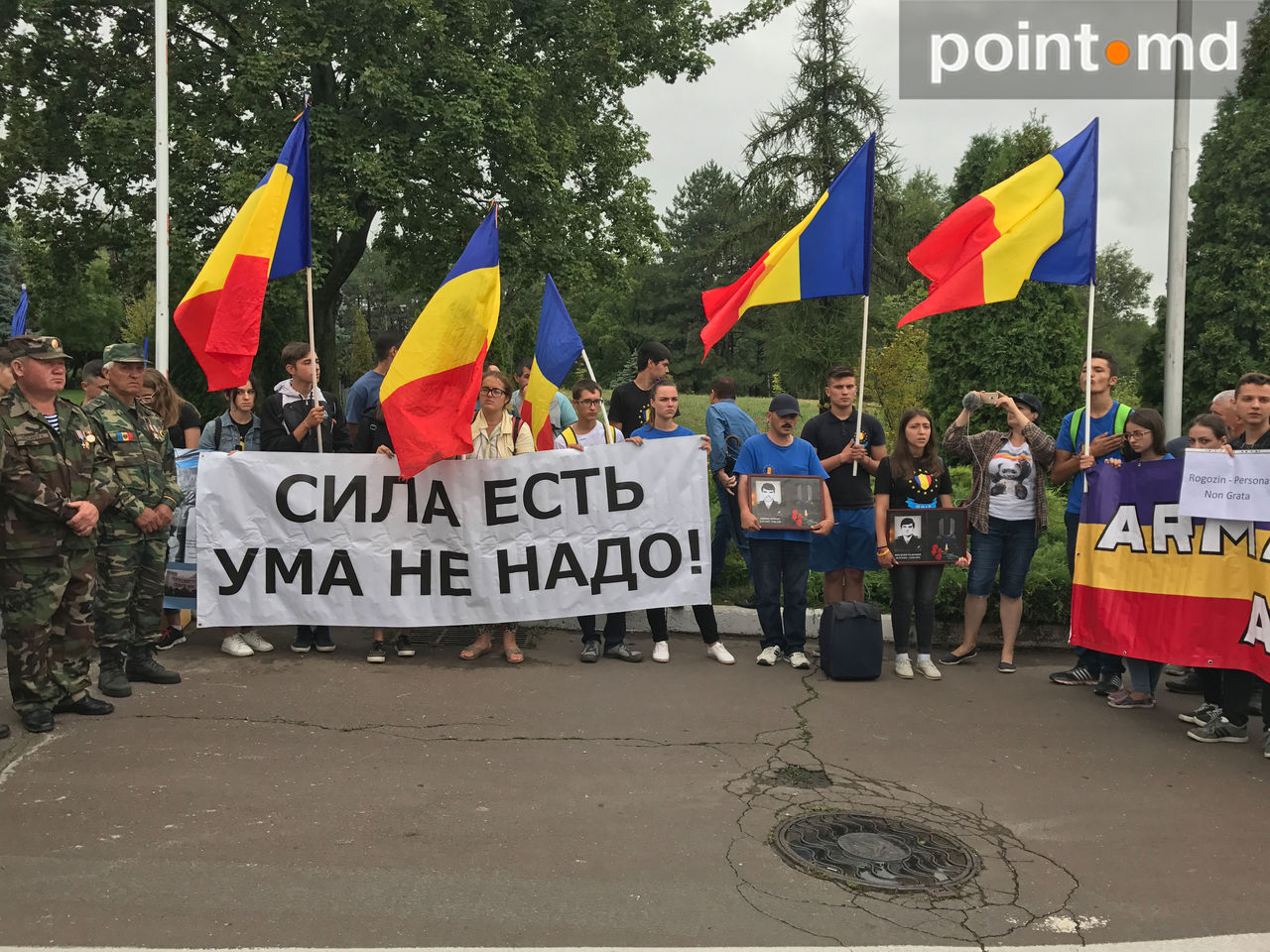 Dmitri Rogozin, primit cu proteste pe aeroportul din Chișinău
