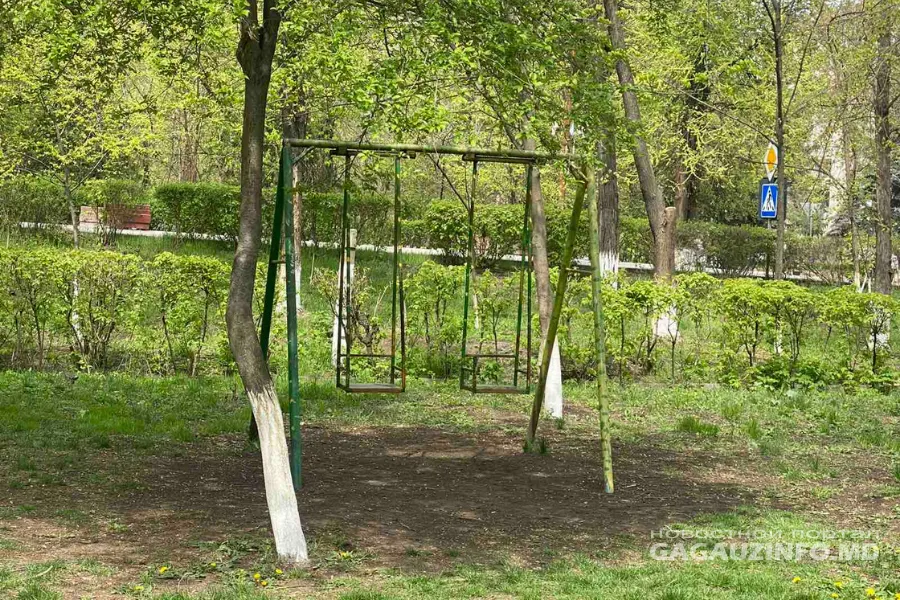 Родители в Вулканештах о состоянии детских площадок: Источник опасности
