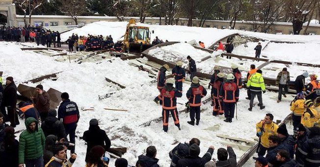 В Стамбуле под тяжестью снега обрушилась крыша мечети