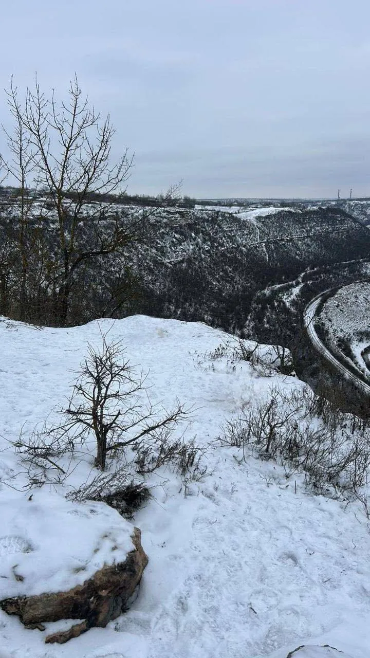 O tânără de 17 ani a murit după ce a alunecat și a căzut de pe o stâncă de 20 de metri la Rezina