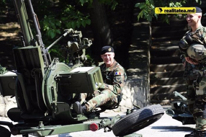 В парке Валя Морилор прошла выставка оружия и военной техники