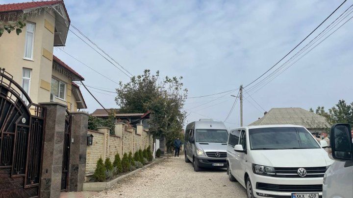 Опубликованы фото дома Попова, в котором проводятся обыски