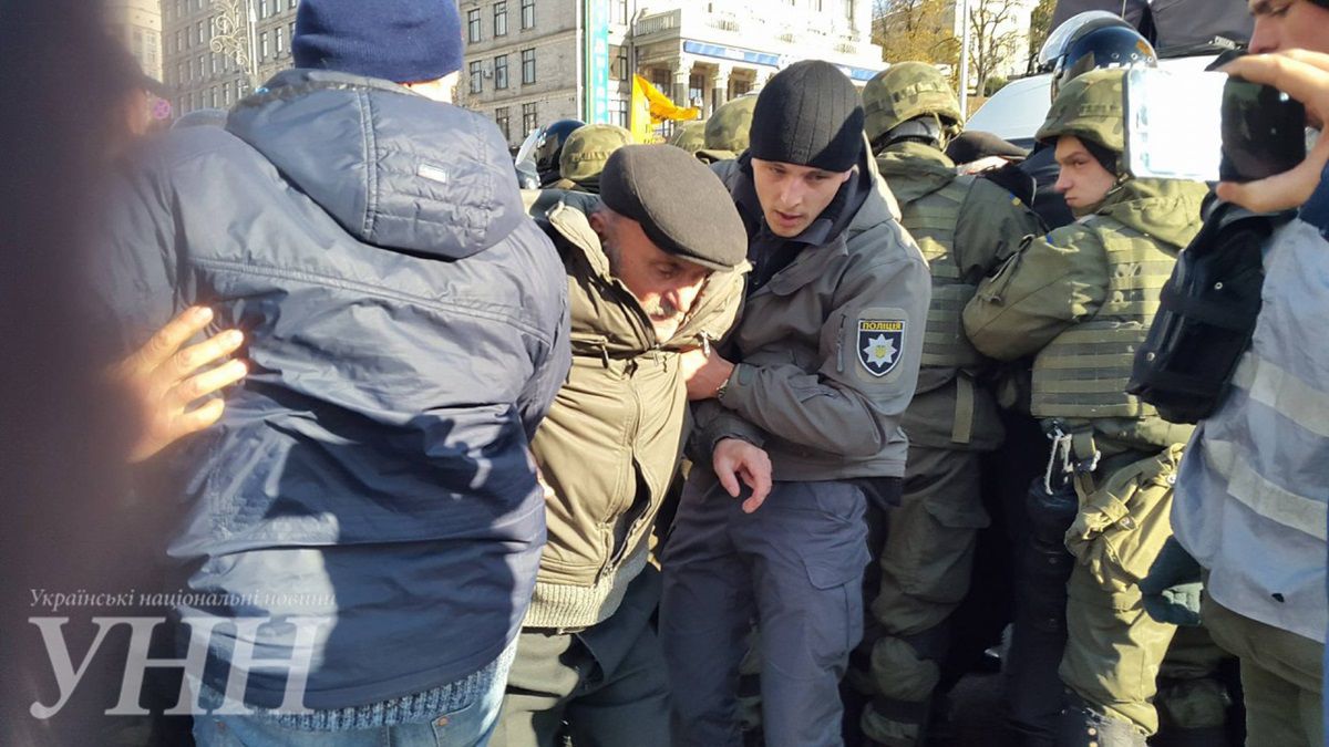 В Киеве начались столкновения между митингующими вкладчиками и полицией