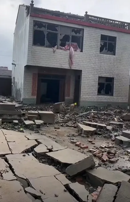 На китайский город Ляньюньган обрушился смерч