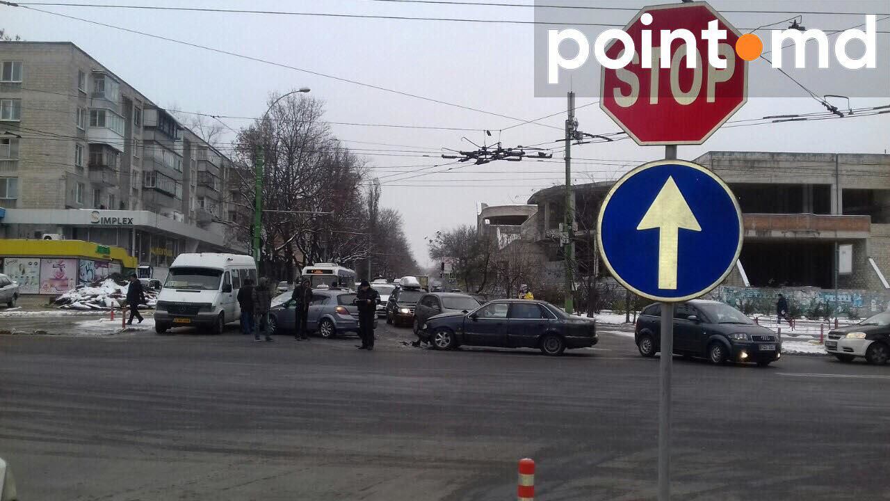 На Ботанике столкнулись сразу четыре автомобиля