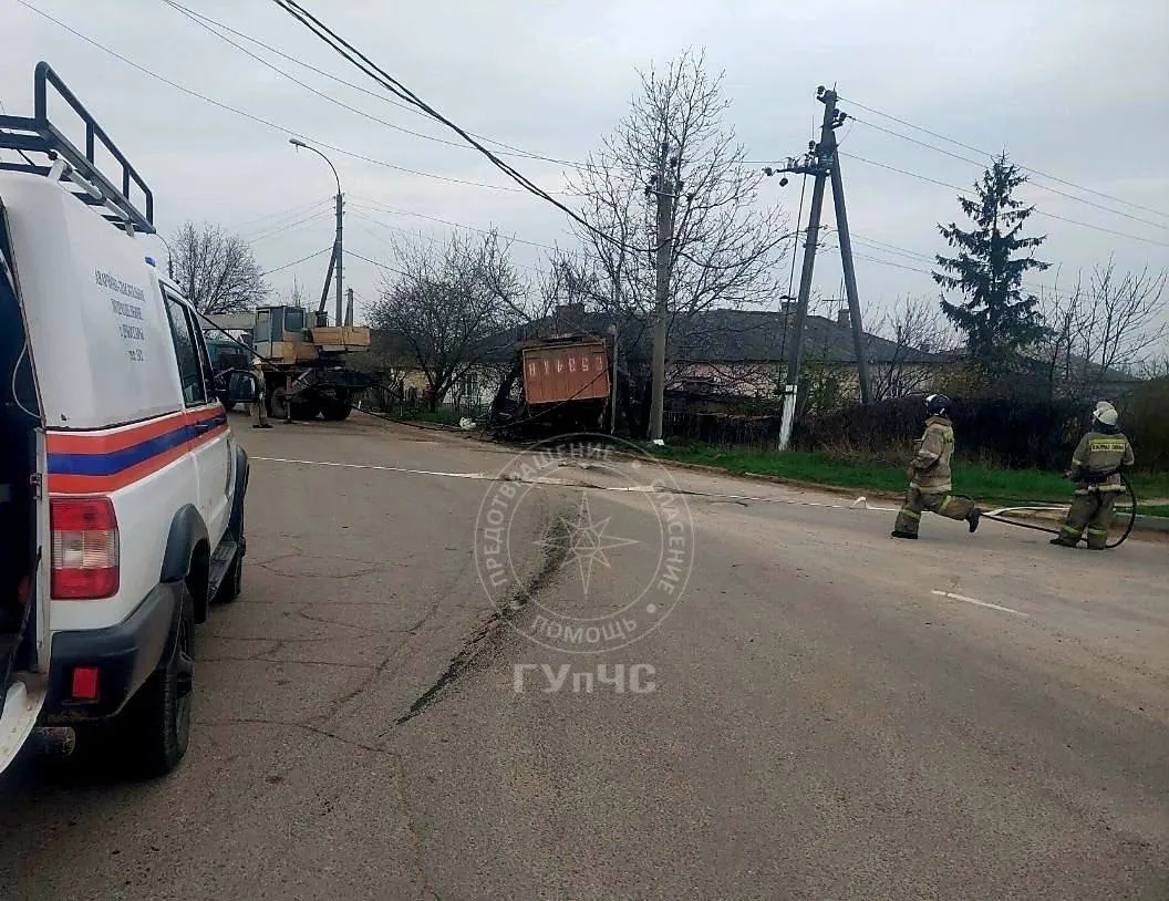 Un camion de gunoi, încărcat cu butelii de gaz, s-a izbit de un stâlp la Dubăsari