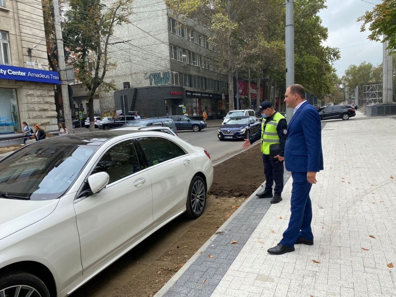 В Кишиневе водитель припарковался в зоне для зеленых насаждений