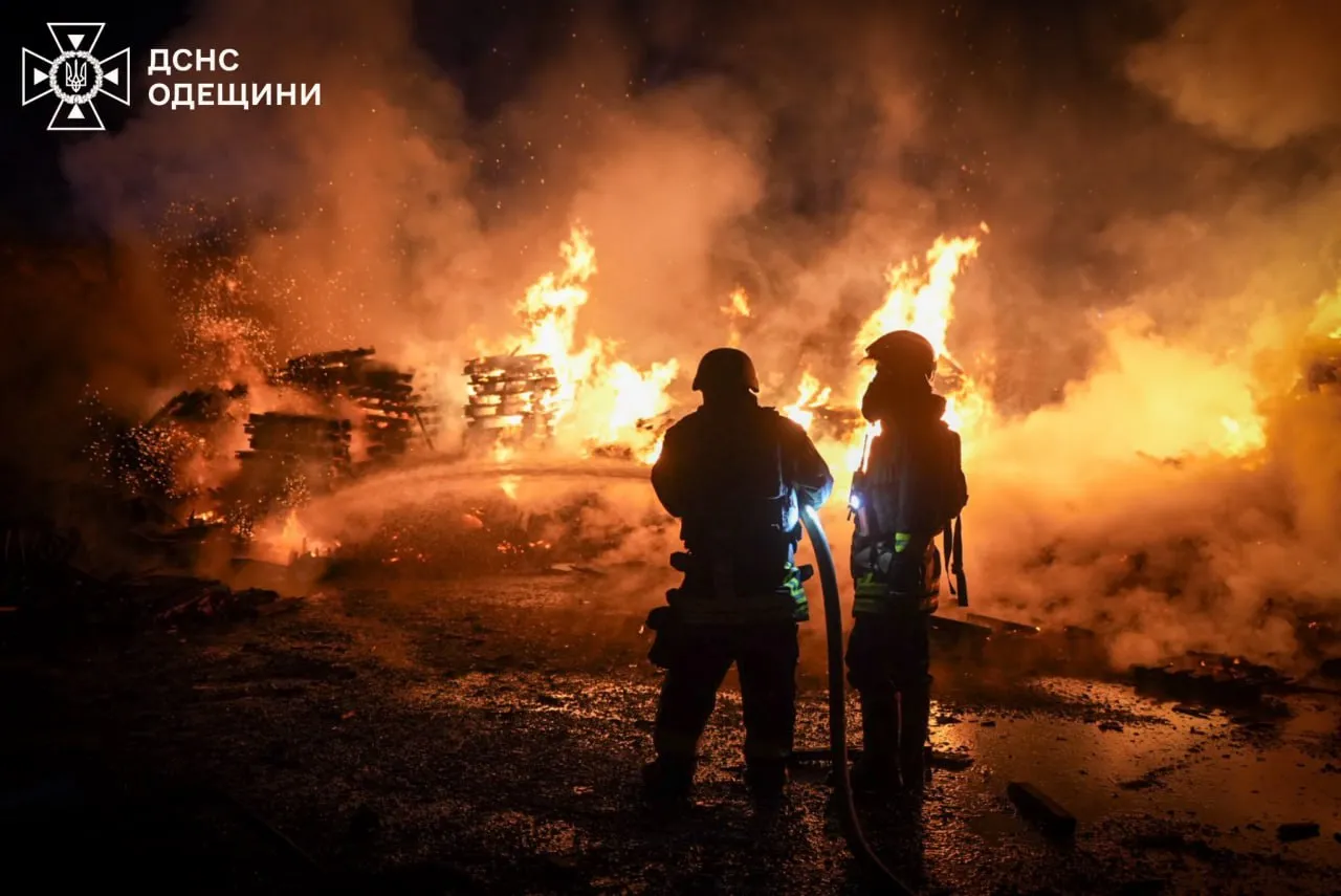 В Одессе в результате российского удара пострадали жилые дома и промышленный объект