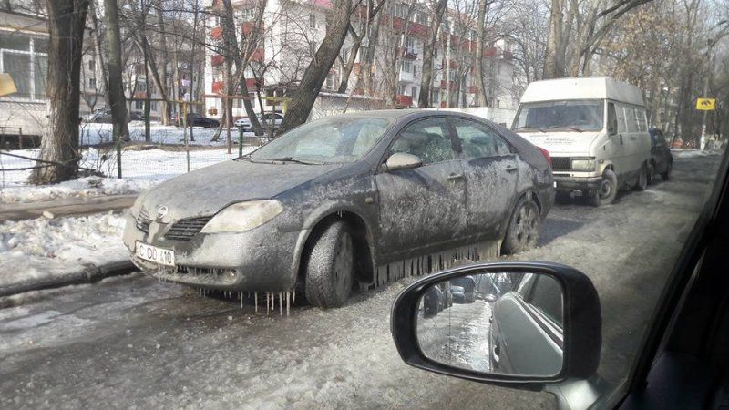 На Рышкановке обнаружили вмёрзший в лёд автомобиль