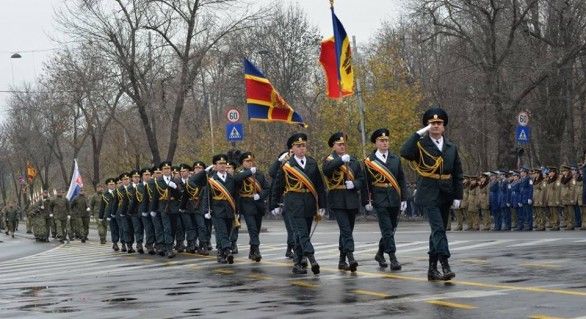 Militarii moldoveni au defilat în Piaţa Arcul de Triumf din Bucureşti