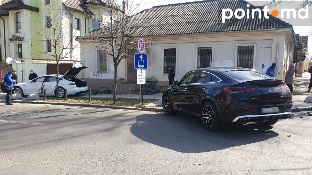 В Кишинёве в ДТП разбили новый Mercedes и Tesla