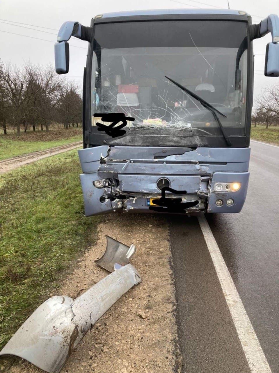 Смертельная авария в Теленештском районе: автобус врезался в автомобиль