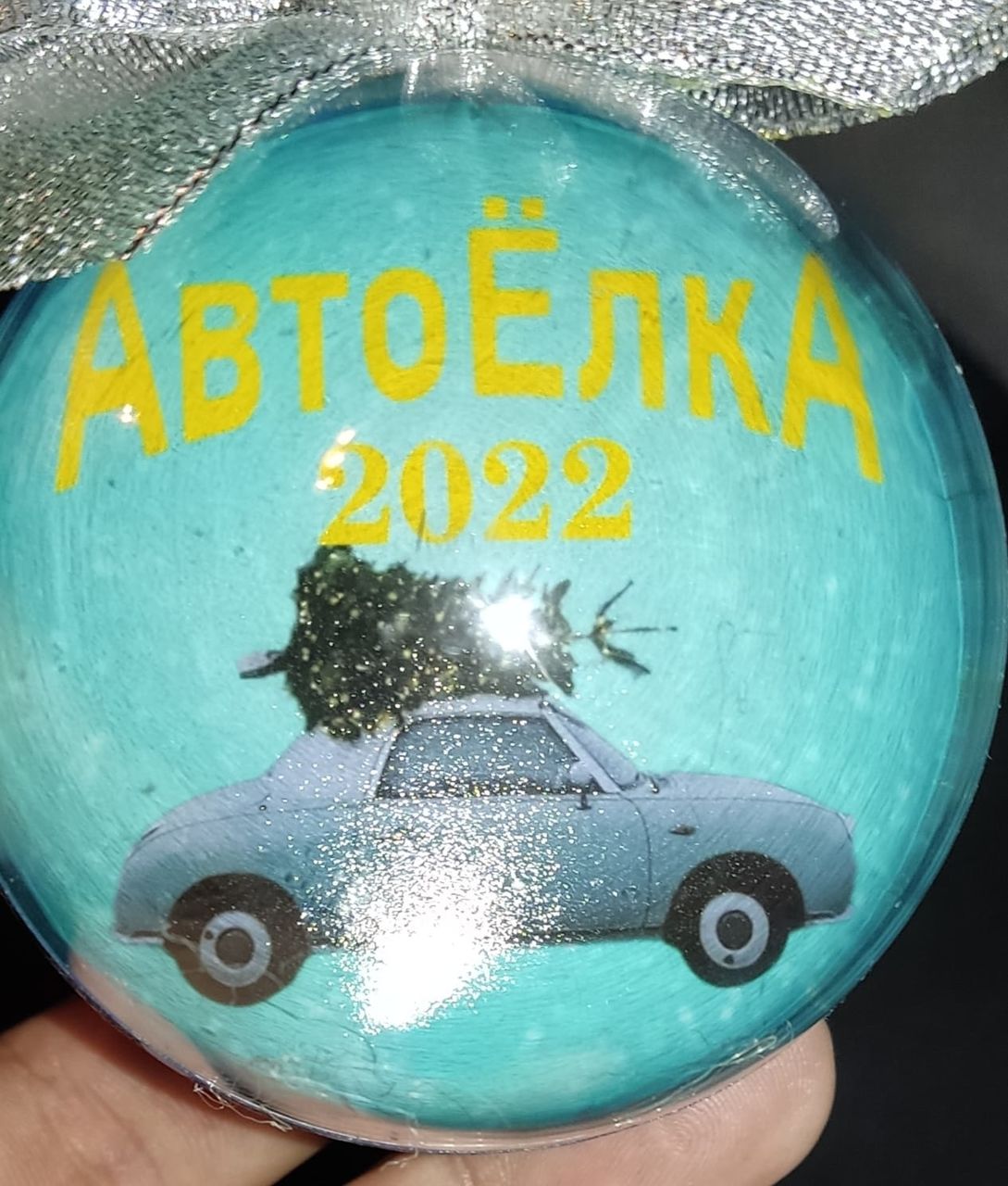 В Кишиневе 100 водителей выстроили из автомобилей новогоднюю елку