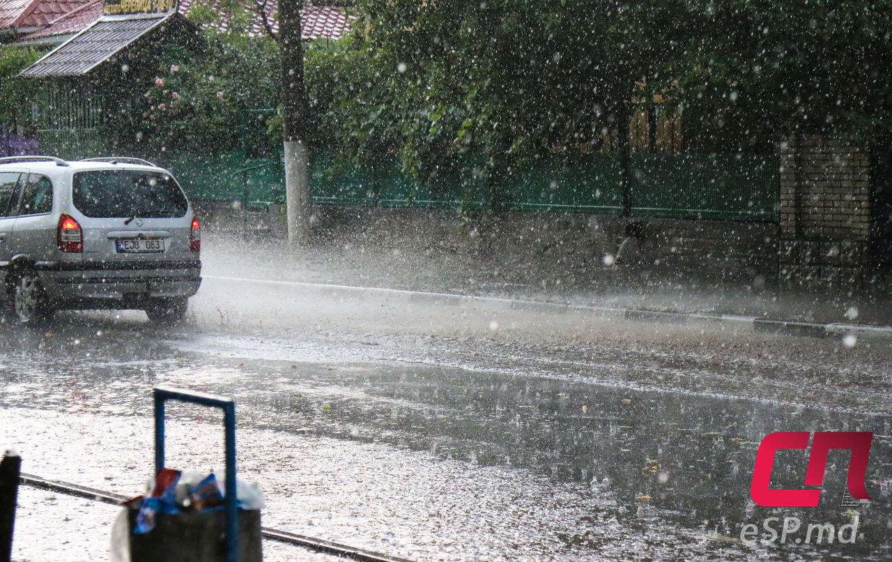 В Бельцах прошёл сильный ливень: машины глохли в воде