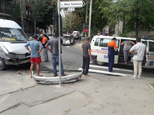 В центре Кишинева водитель маршрутки из-за невнимательности спровоцировал аварию