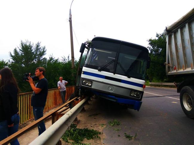 В Сынжере автобус съехал с дороги и повис на ограждении