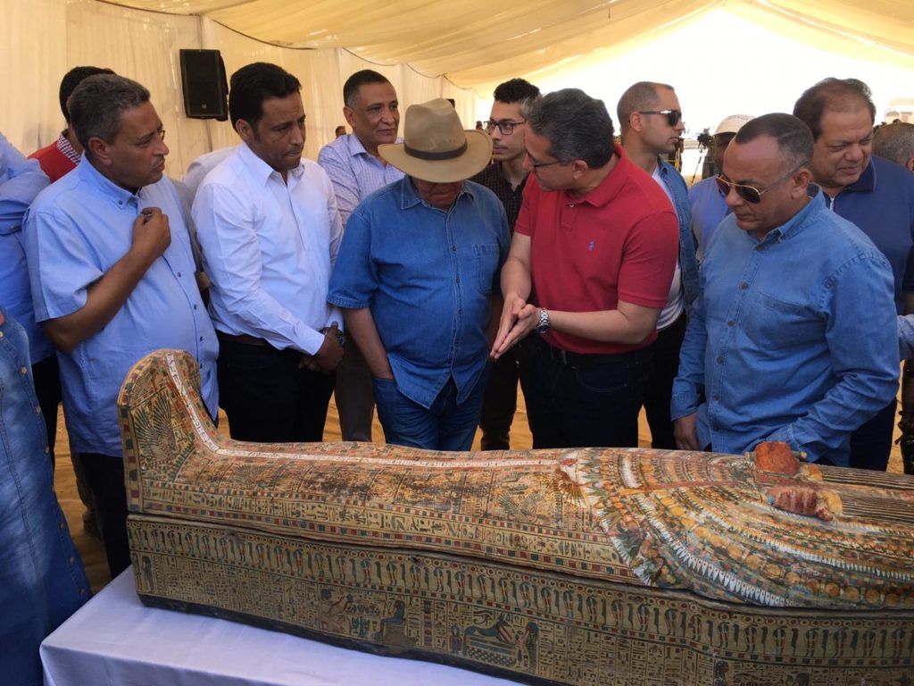Египетские археологи открыли перед журналистами 2600-летний саркофаг