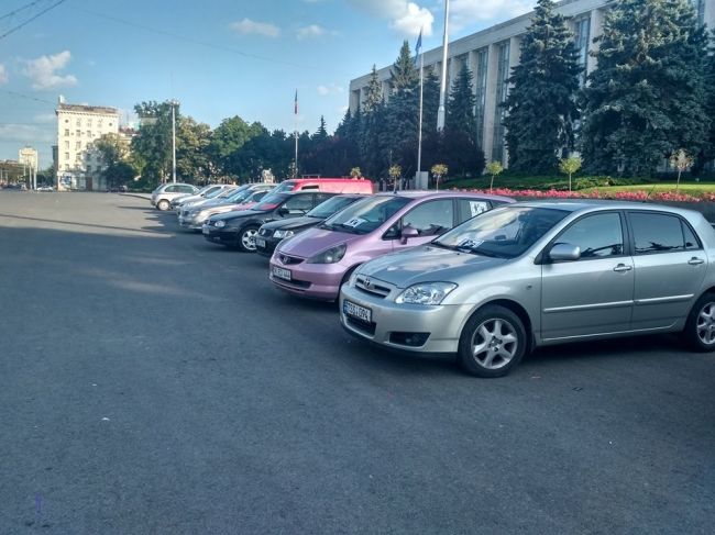 Десятки водителей вышли на протест, требуя снижения цен на топливо