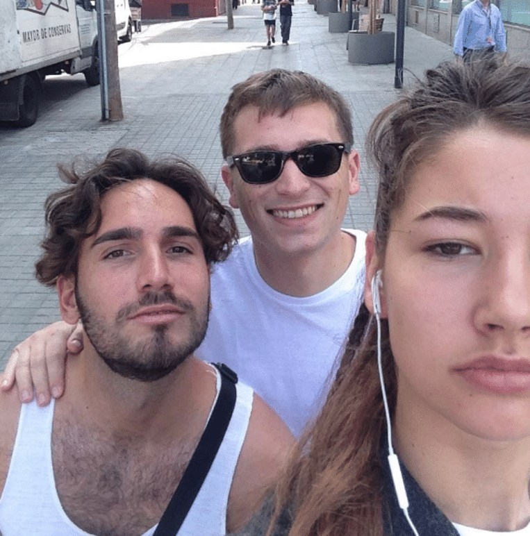 O tânără a făcut selfie-uri cu bărbaţii care au hărţuit-o pe stradă: Care au fost reacţiile