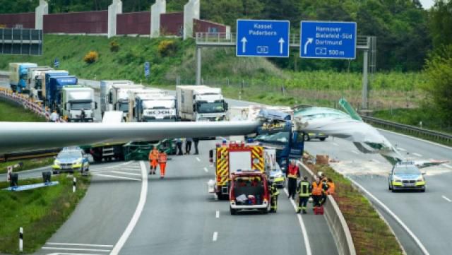 Germania: O turbină eoliană a căzut peste un camion