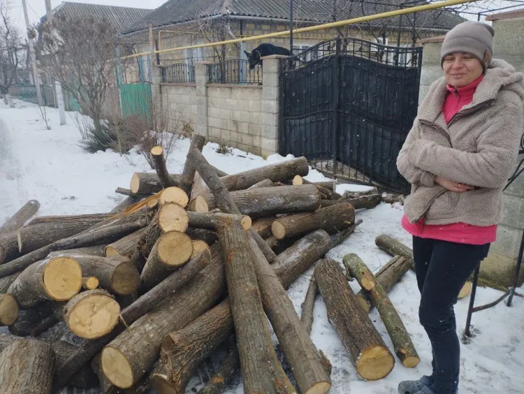 Дрова, закупленные в Румынии, распределили по более чем 700 домохозяйствам