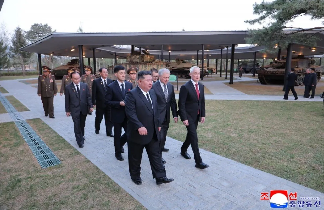 Ким Чен Ын показал в Пхеньяне захваченный Leopard и другую западную технику