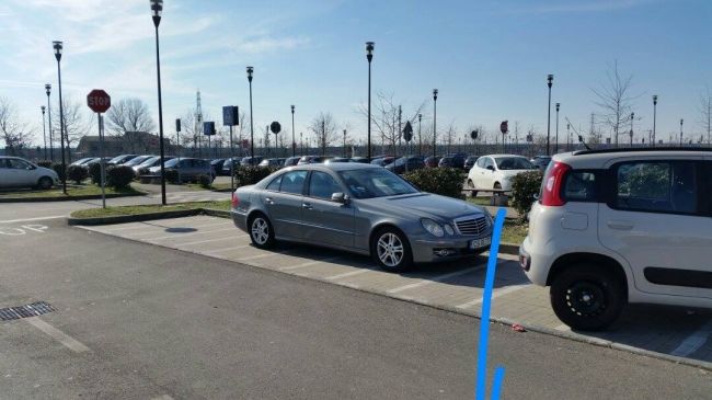 Moldovenii le arata italienilor cum nu trebuie să-şi parcheze maşina