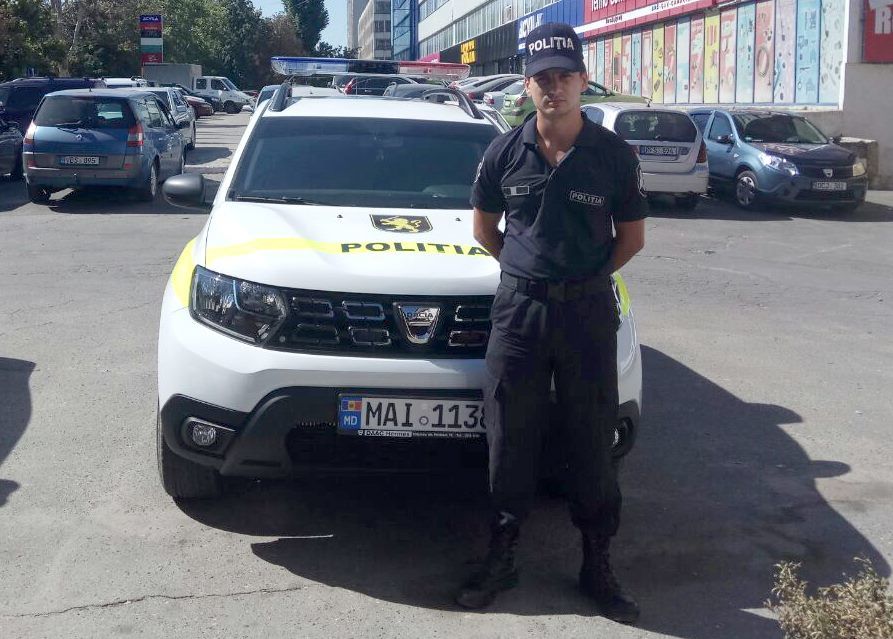 В Страшенском районе полицейский помог женщине добраться до роддома