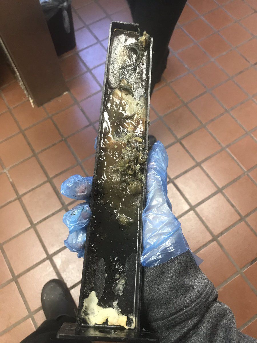 Un angajat McDonalds, concediat după ce a postat aceste imagini