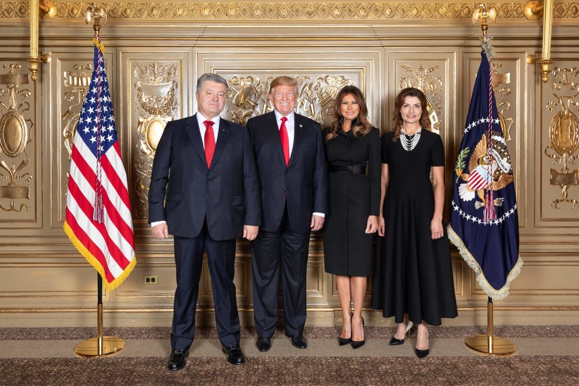 В Сети посмеялись над Порошенко, одетого "под Трампа"