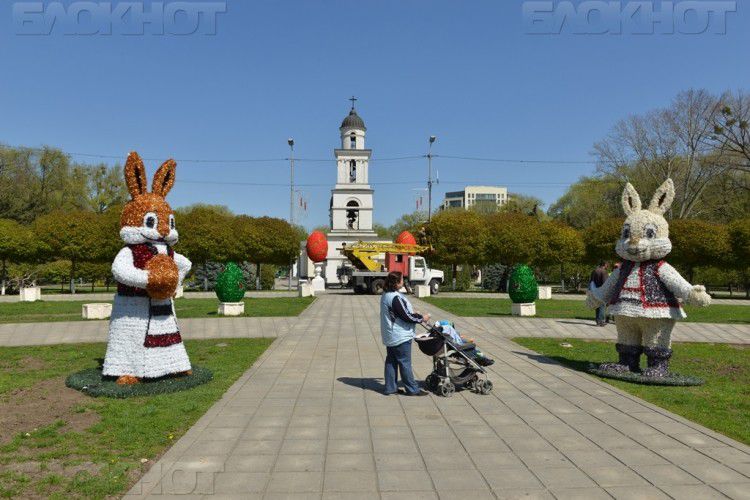 Кишинев готов к Пасхе: рядом с красными яйцами появились зеленые и 3 зайца