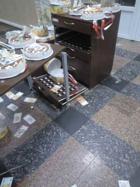 Активисты с тортами Roshen ворвались в НАБУ