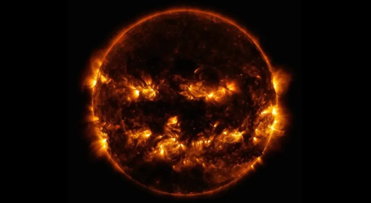 Pe Soare a apărut un zâmbet înfricoșător: Din gura uriașă s-a declanșat o furtună geomagnetică