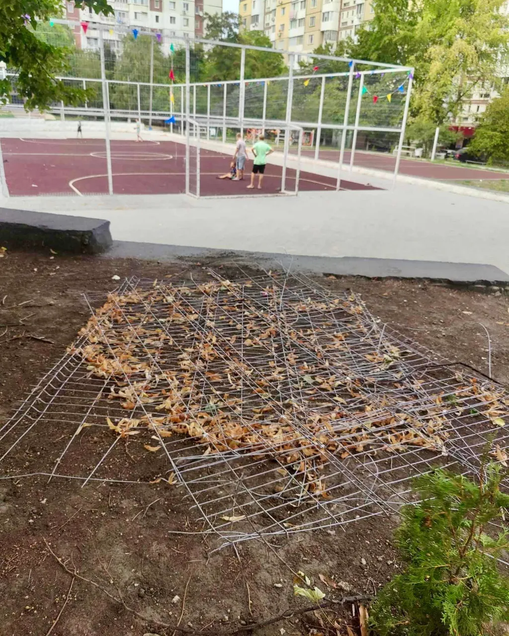 Gardul unui teren de sport din sectorul Ciocana s-a prăbușit: Mai mulți copii ar fi fost răniți