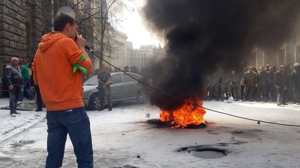 Автомайдан зажег шины под Администрацией Порошенко