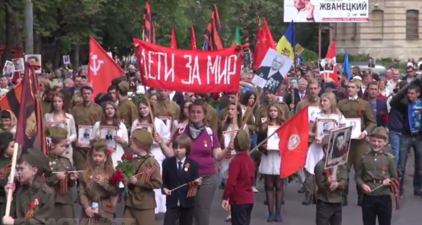 Внуки и правнуки героев пришли на Марш Победы в советской форме