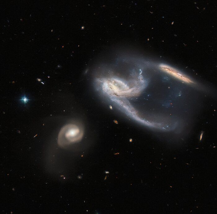 Похожи на звездолет: Hubble показал три галактики в созвездии Феникс