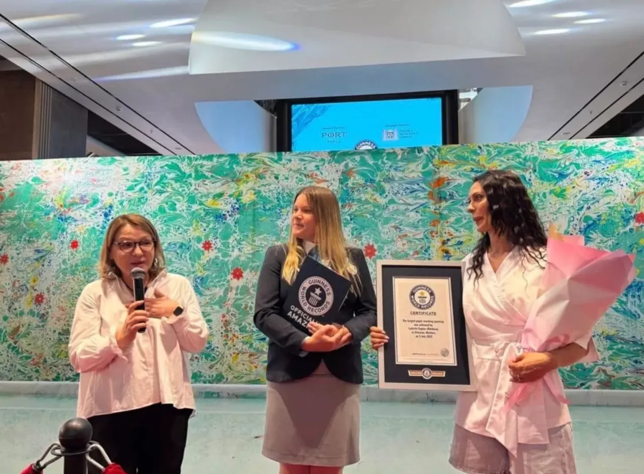 O pictoriță din Moldova a stabilit un record Guinness: A creat cea mai mare lucrare pe apă