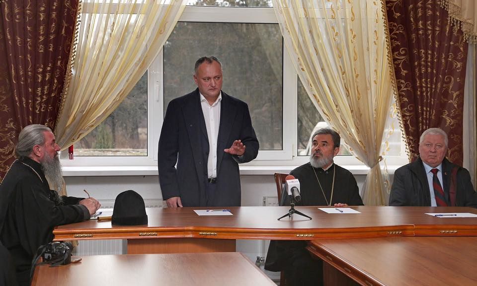 Igor Dodon, înconjurat de preoții din nordul țării