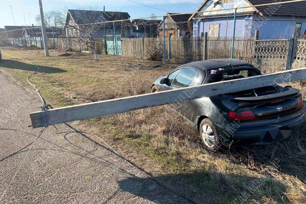 В селе Фрунзе автомобиль врезался в железобетонную опору