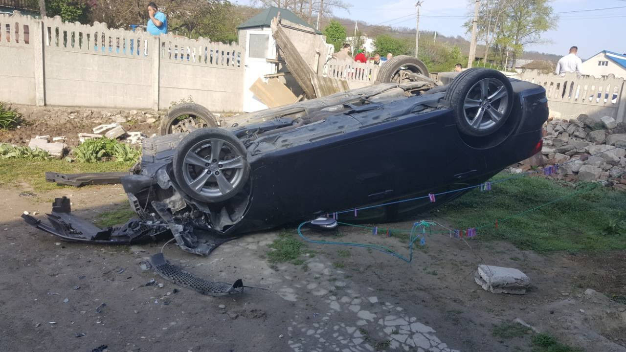 В Логанештах водитель Lexus протаранил забор и угодил в огород