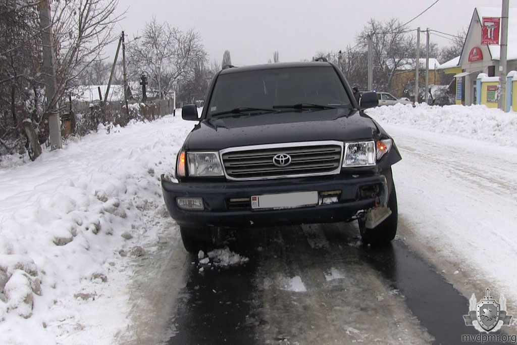 В Приднестровье Toyota въехала в столб, оборвав провода