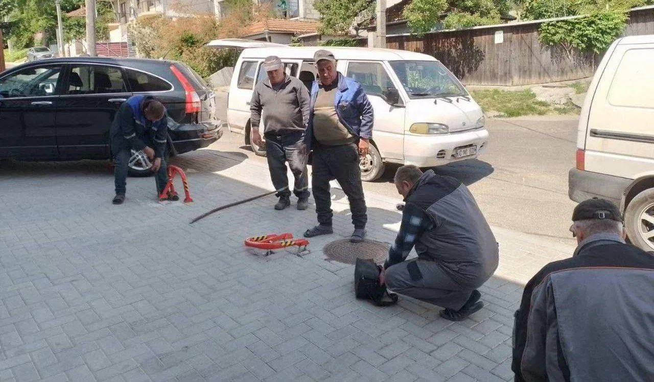 В столице демонтировали незаконно установленные противопарковочные элементы
