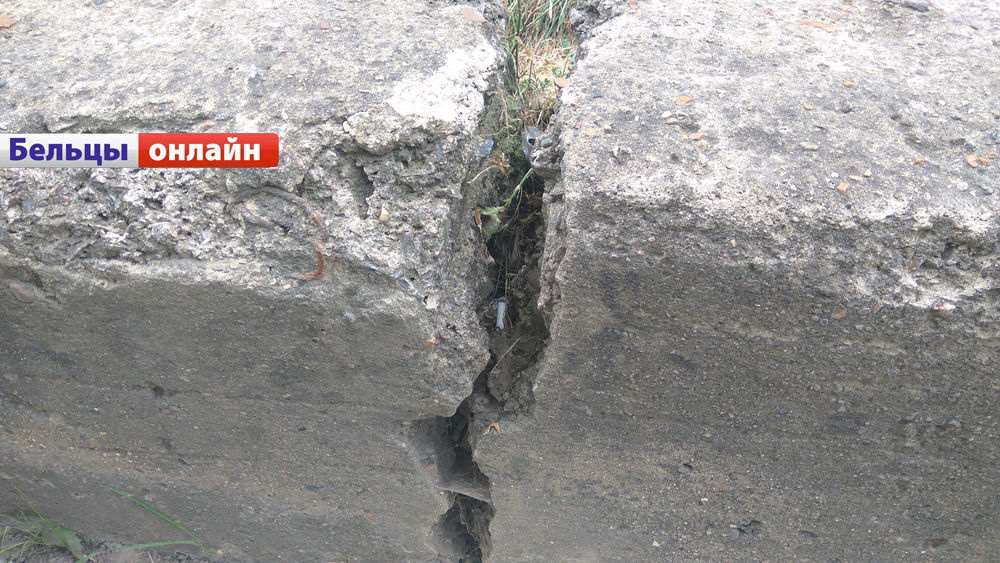 Многоэтажный дом в Бельцах может рухнуть из-за треснувшей подпорной стены